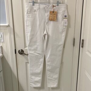 Democracy Women's White Skyrise Ankle Skimmer Jeans